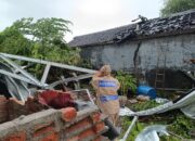 Angin Puting Beliung Terjang Desa Prasung, Polsek Buduran Bersinergi Bantu Warga Terdampak