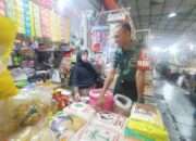 Babinsa Kota Gresik Monitoring Harga Beras Jelang Nataru di Pasar Baru