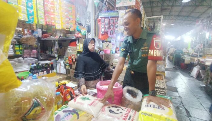 Babinsa Kota Gresik Monitoring Harga Beras Jelang Nataru di Pasar Baru