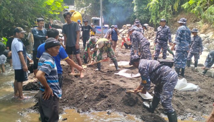 Lanal Tegal Bergerak Cepat Bantu Penanggulangan Bencana Banjir Bandang Di Kawasan Wisata Guci
