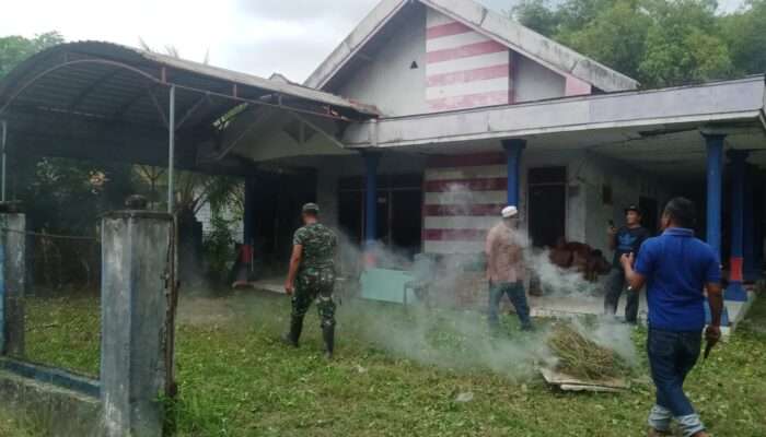 Babinsa Koramil Blega Gelar Bakti Sosial Bersihkan Rumah Lansia