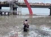 Respons Cepat Dit Polairud Polda Jatim Selamatkan Dua Anak Terjebak Lumpur di Wisata Kenjeran