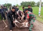 Bhabinkamtibmas Desa Getas Bangun Kedekatan Lewat Kerja Bakti Bersama Siswa PSHT