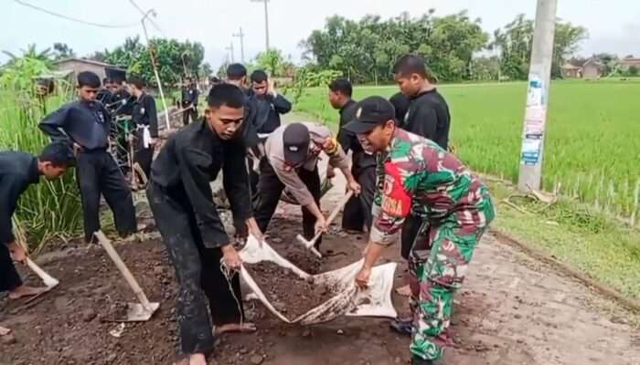 Bhabinkamtibmas Desa Getas Bangun Kedekatan Lewat Kerja Bakti Bersama Siswa PSHT