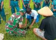 Babinsa Ngeni Bersama Siswa SMPN 2 Wonotirto Tanam Bibit Trembesi Mendukung Program Bersatu Dengan Alam
