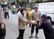 Indahnya Berbagi di Jumat Berkah, Polsek Taman Bagikan Makanan ke Warga di Jalan Raya Wonocolo