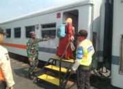 Pastikan Keamanan Warga, Babinsa Pantau Aktivitas Penumpang Kereta di Duduksampeyan