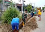 Babinsa Balongpanggang Bersama Warga Laksanakan Karya Bakti Perbaikan Jalan Paving Desa