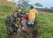 Optimalkan Pasokan Air Sawah, Babinsa Turun Tangan Bersihkan Saluran Irigasi