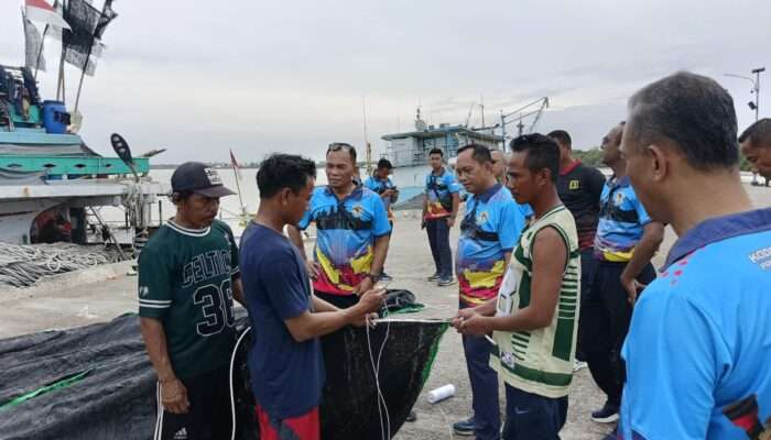 Ingatkan Alam dan Cuaca, Komandan Kodaeral XI Didampingi Wadan dan PJU Berkunjung kepada Para Nelayan
