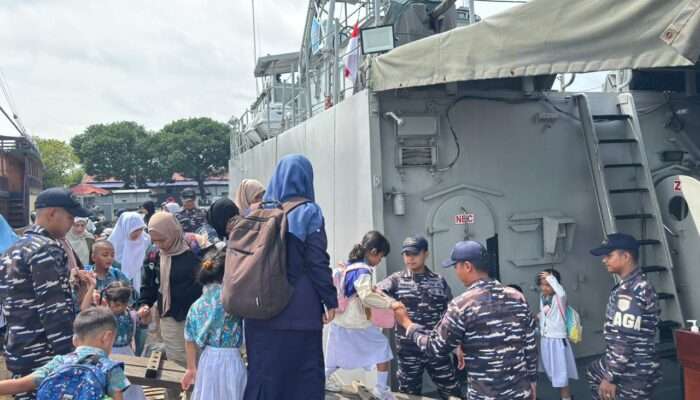 Wujud Sarana Edukasi Maritim Sejak Dini , KRI Hiu-634 Open Ship Di Makassar