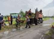 Peduli Kebersihan Lingkungan, Polsek Porong Kerja Bakti Bersih Sungai Bersama Warga