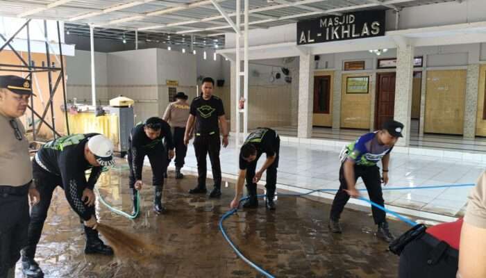 Polres Situbondo Bersihkan Fasum Terdampak Banjir Bandang di Desa Kalianget