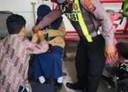 Respon Cepat Unit Lantas Polsek Taman Tangani Kecelakaan di Jalan Raya Kletek