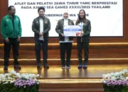 Gubernur Khofifah Serahkan Bonus Atlet Peraih Medali Sea Games 2025