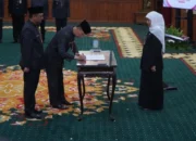 Gubernur Khofifah Lantik Tujuh Pimpinan Tinggi Pratama Pemprov Jatim