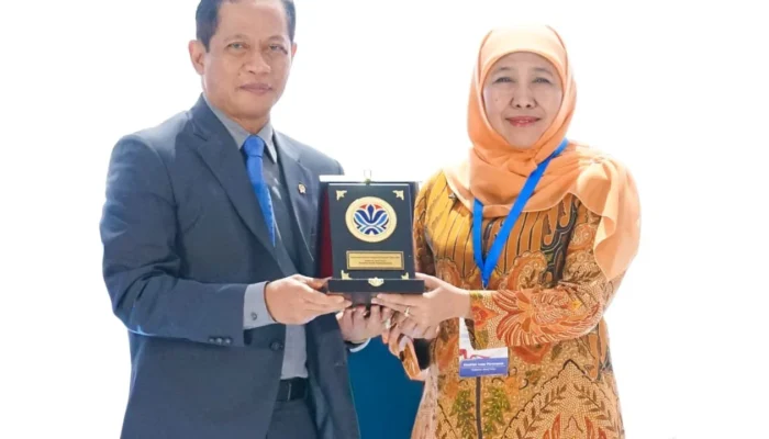 Gubernur Khofifah Raih Penghargaan Pembina Terbaik Pengelolaan Sampah Tahun 2026