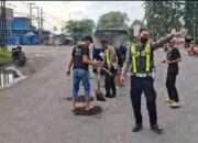 Personel Polsek Krian Gerak Cepat Tangani Jalan Berlubang untuk Keselamatan Pengguna Jalan