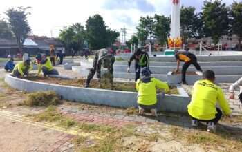 Karya Bakti Koramil Sangkapura Bersama Stakeholder, Percantik Alun-alun Kecamatan