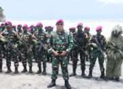 Wadan Kodaeral V Hadiri Upacara Pembaretan 213 Siswa Dikomando Marinir Angkatan 177 di Pantai Baruna Malang