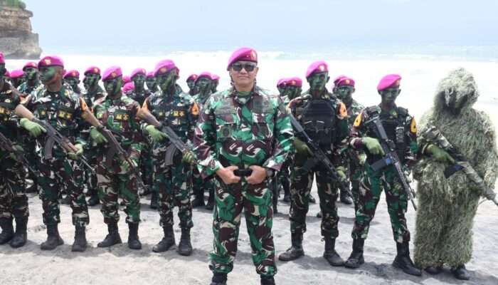 Wadan Kodaeral V Hadiri Upacara Pembaretan 213 Siswa Dikomando Marinir Angkatan 177 di Pantai Baruna Malang