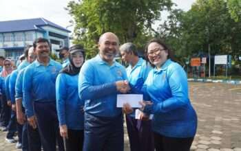 Rektor UHT Hadiri Ulang Tahun 100 Pegawai UHT, Diawali Aerobik Bersama di Halaman Rektorat