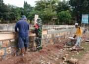 Kuatkan Kebersamaan, Sertu Sulis Bantu Renovasi Pagar Sekolah di Desa Bolo