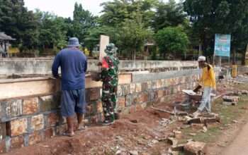 Kuatkan Kebersamaan, Sertu Sulis Bantu Renovasi Pagar Sekolah di Desa Bolo