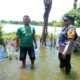 Bhabinkamtibmas Tanjungsari Polsek Taman Kunjungi Warga Terdampak Banjir, Salurkan Bantuan Sembako di Dusun Dodokan