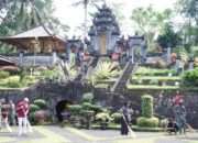 Wujud Toleransi, Satgas TMMD Ke 127 Kodim 0808/Blitar Bersihkan Pura Agung Arga Sonya