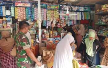 Babinsa Torjun Sertu Aliwafa Pantau Harga Sembako Selama Ramadhan di Pasar Torjun