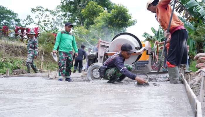 Tetap Semangat Percepat Pengecoran Rabat Jalan, Anggota Satgas TMMD Ke 127 Kodim 0808/Blitar Di Bulan Puasa
