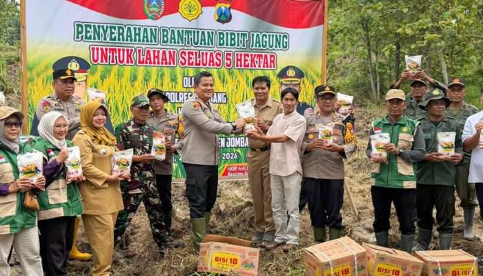 Dukung Swasembada Pangan, Kapolres Jombang Serahkan Bantuan Bibit Jagung Kepada Gapoktan Desa Katemas Kecamatan Kudu