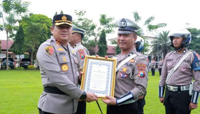 Kapolres Jombang Berikan Penghargaan kepada 15 Personel Berprestasi