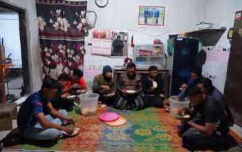 Serda Salahudin Perkuat Kemanunggalan TNI – Rakyat Lewat Gema Sahur Bersama Warga Desa Krisik