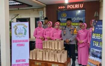 Polsek Balongbendo dan Bhayangkari Bagikan 400 Paket Takjil ke Pengguna Jalan