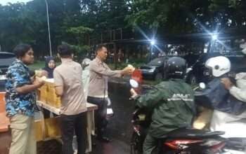 Polsek Waru Berbagi Takjil Gratis, Pererat Silaturahmi dengan Masyarakat