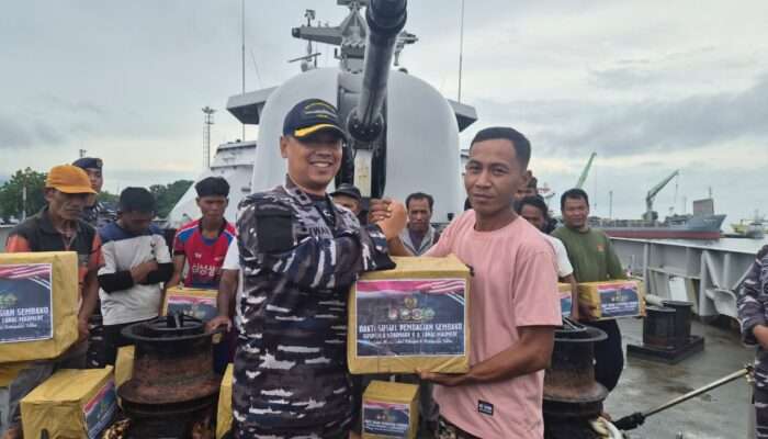 Tegaskan Kehadiran Negara, Guspurla Koarmada II Gelar Bakti Sosial di Maumere