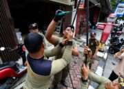 Langgar Perda, Pemkot Surabaya Tertibkan Utilitas Kabel FO dan Tiang Provider di Kawasan Jalan Adityawarman