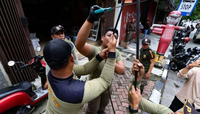 Langgar Perda, Pemkot Surabaya Tertibkan Utilitas Kabel FO dan Tiang Provider di Kawasan Jalan Adityawarman