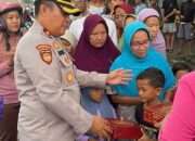 Polsek Gedangan Bersama Bhayangkari Bagikan Ratusan Takjil ke Masyarakat