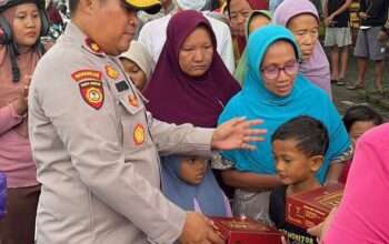 Polsek Gedangan Bersama Bhayangkari Bagikan Ratusan Takjil ke Masyarakat