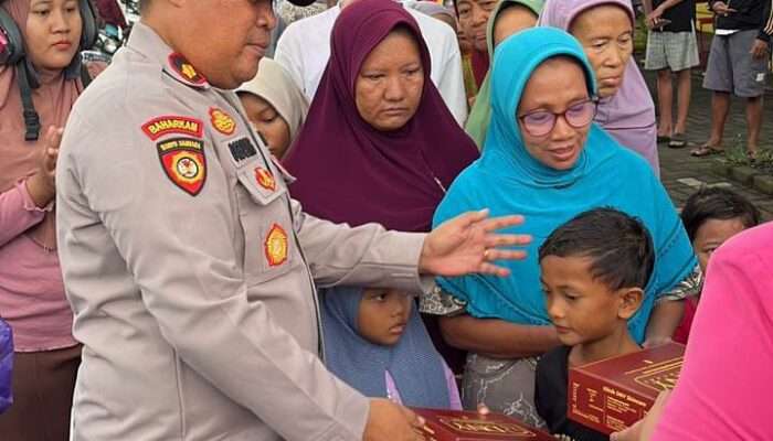 Polsek Gedangan Bersama Bhayangkari Bagikan Ratusan Takjil ke Masyarakat