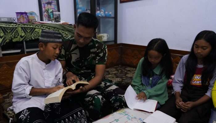 Bangun Generasi, Satgas TMMD Ke 127 Bimbing Belajar Anak-Anak Barurejo