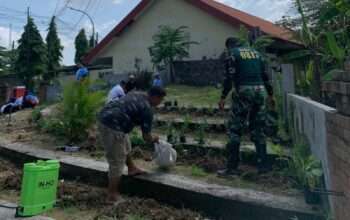 Ciptakan Lingkungan Bersih, Babinsa Menganti Bersama Warga Gotong Royong Bersihkan Lingkungan Kantor Desa Beton