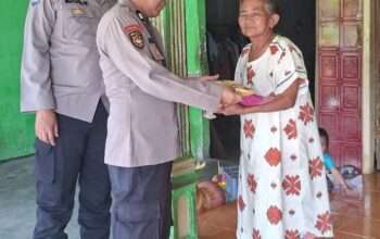 Ramadan Peduli, Anggota Polsek Wonoayu Beri Santunan Warga Kurang Mampu
