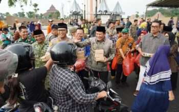 Forkopimda dan ASN Sidoarjo bagikan 75.000 Paket Takjil