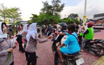 Polresta Sidoarjo Gandeng Mahasiswa Berbagi Takjil untuk Masyarakat