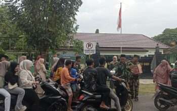 Koramil 0829-03/Kamal Berbagi Takjil, Wujud Kepedulian di Bulan Ramadhan