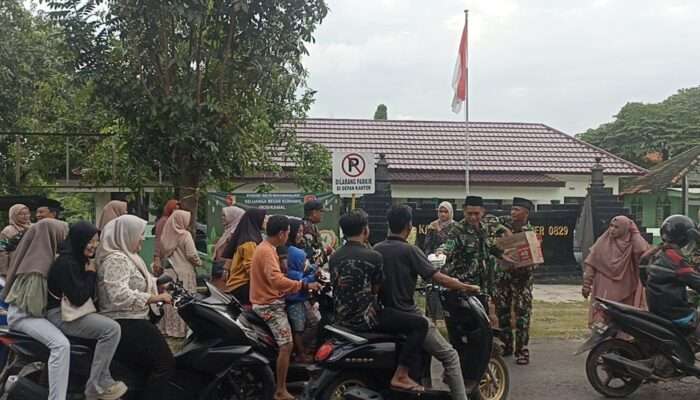 Koramil 0829-03/Kamal Berbagi Takjil, Wujud Kepedulian di Bulan Ramadhan